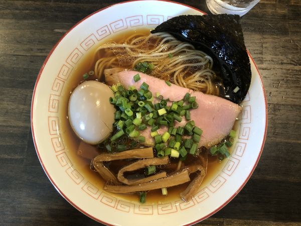 「鶏らーめん　醤油　味玉」@燵家製麺の写真