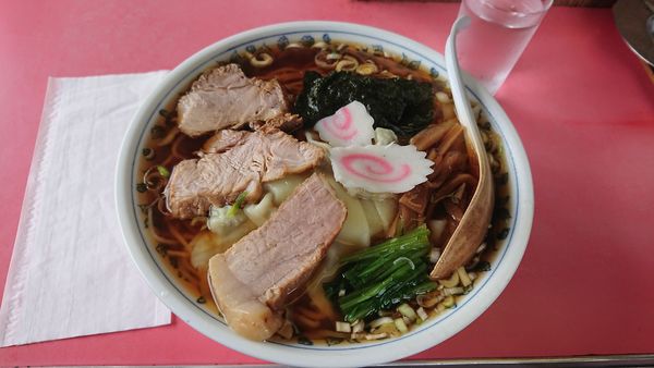 「ワンタンメン600円+大盛100円」@栄楽の写真