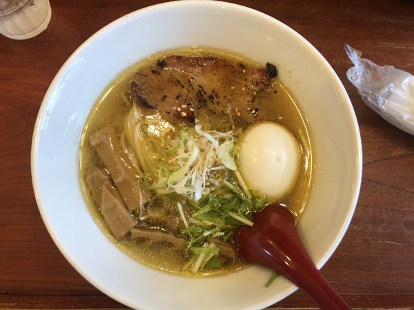 「群馬の天然水と上州地鶏の黄金塩らーめん」@麺や 藏人の写真