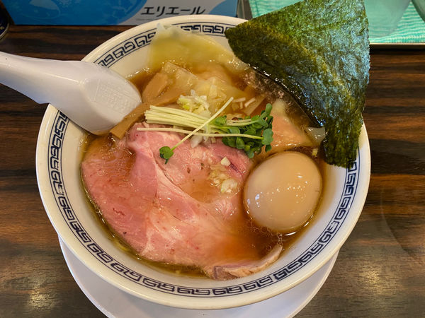 「ワンタンメン＋味玉」@稲荷屋の写真