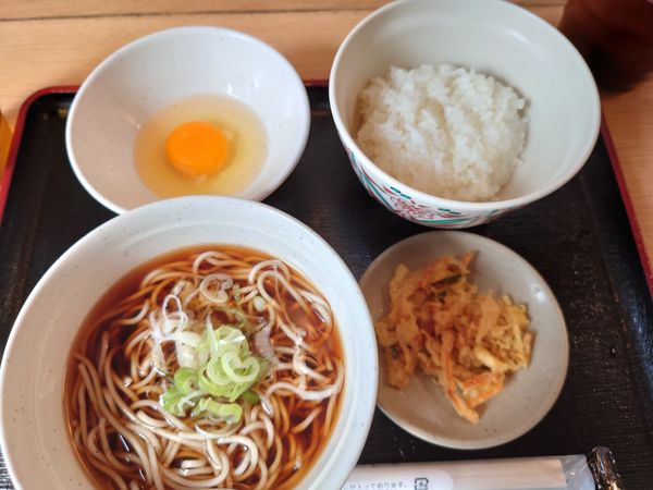 「半そば定食（ライス、玉子）340円」@めん処 一ぷく 北朝霞店の写真