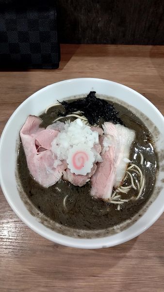 「ブラック白湯ラーメン　1100円」@煮干拉麺 小烏丸 問屋町店の写真