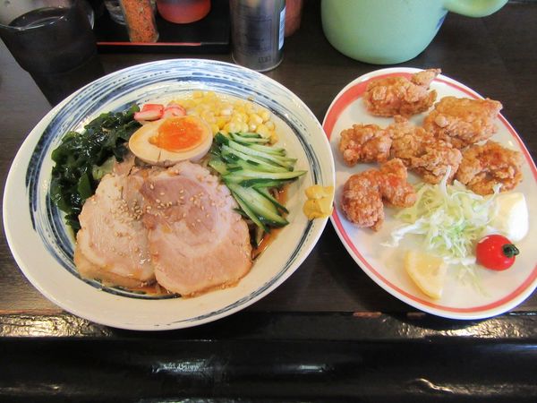 「夏季限定　冷やし中華（８００円）＋鶏の唐揚げ」@麺屋 玄徳の写真