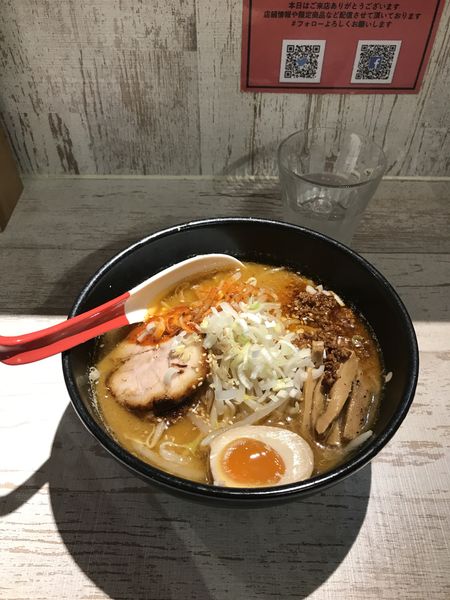 「辛味噌ラーメン 900円 + ライス 150円」@麺屋 誉の写真