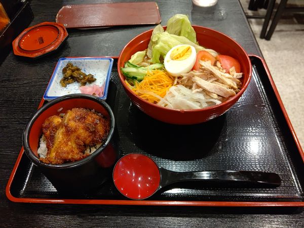 「香りごまつゆのピリッとうどんセット(ミニソースかつ)950円」@登利平 高崎モントレー店の写真