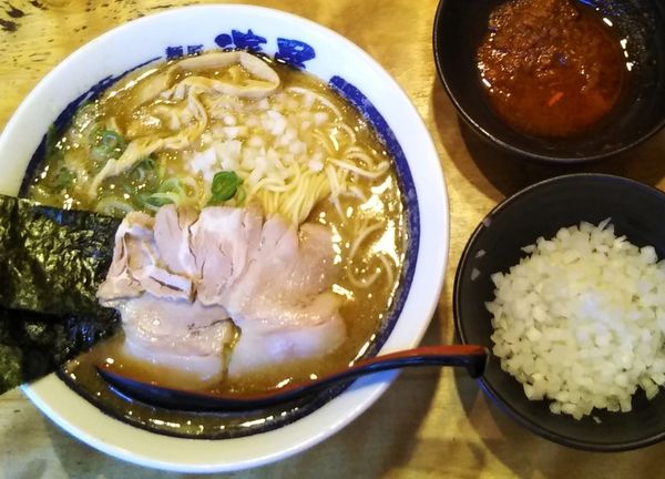 「濃厚煮干しそば　大盛り　辛味・たまねぎトッピング」@濃厚煮干しそば 麺匠 濱星 関内店の写真