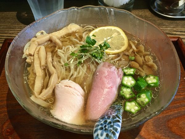 「日本酒 八海山＋とり胸肉 → Ra-men 冷 魚介だし汁」@メンドコロ Kinariの写真