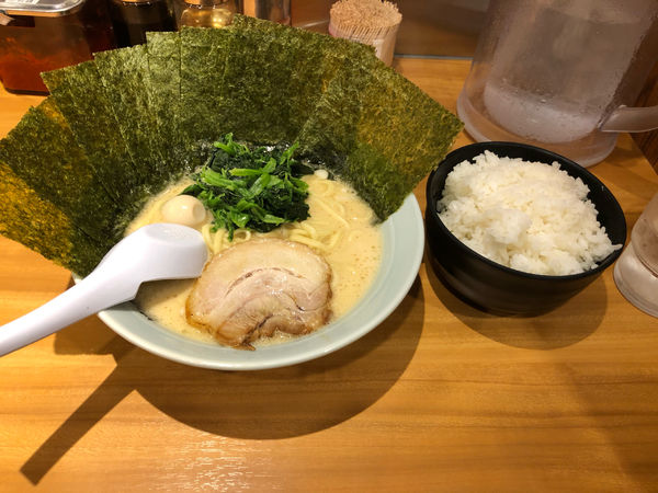 「醤油ラーメン　海苔増し800円」@横浜家系ラーメン 船橋 魂心家の写真