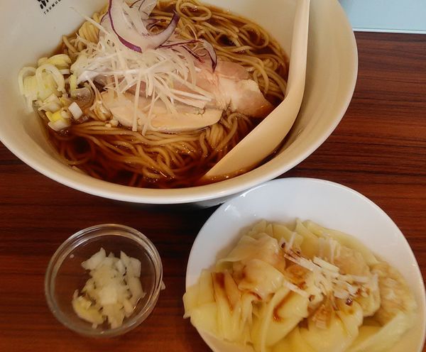 「冷やし煮干ラーメン+ワンタン」@紬生の写真
