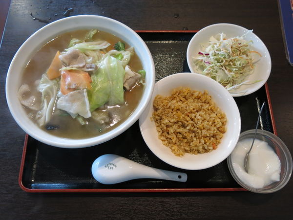 「野菜タンメン？と半チャーハン：750円」@中国料理 龍府の写真