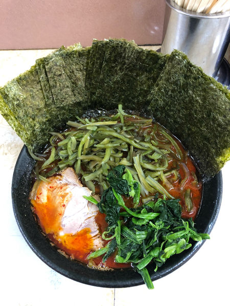「ピリピリラーメン(並)＋茎わかめ＋のり　1000円」@川崎家 榎町店の写真