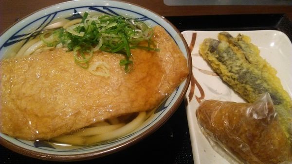 「きつね（並） 440円＋長なす天 130円＋いなり 110円」@丸亀製麺 神田小川町店の写真