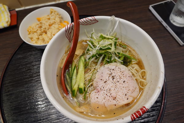 「冷たいしおらーめん 880円 + だし炊きご飯 20円」@麺処 あす花の写真