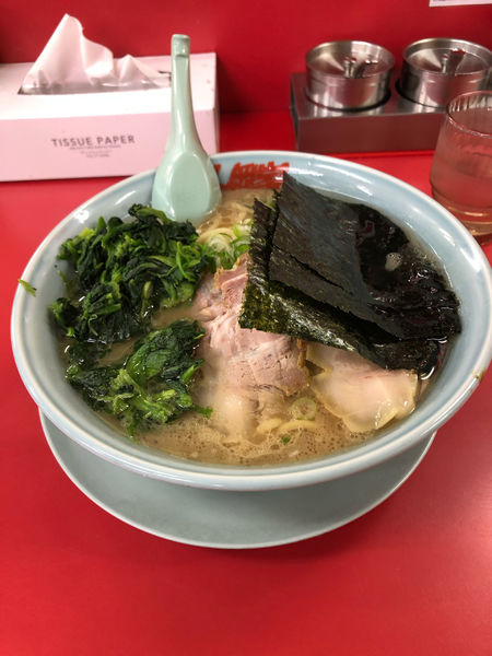 「醤油ラーメン大盛り＋ほうれん草＋チャーシュー２枚（1100円）」@ラーメン山岡家 長野南長池店の写真