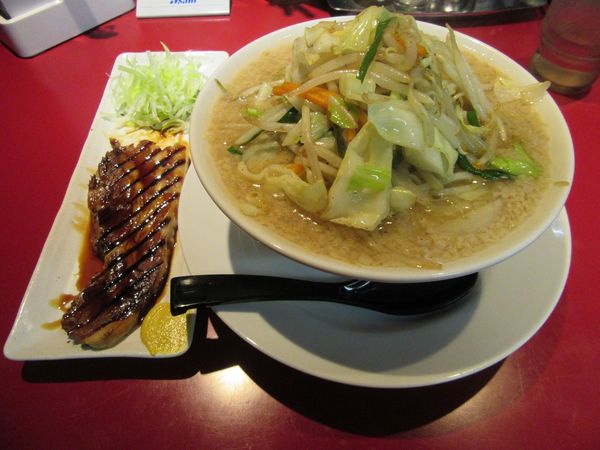 「濃厚タンメン（９５０円）＋ステーキ焼豚５８０円」@ラーメン商人の写真