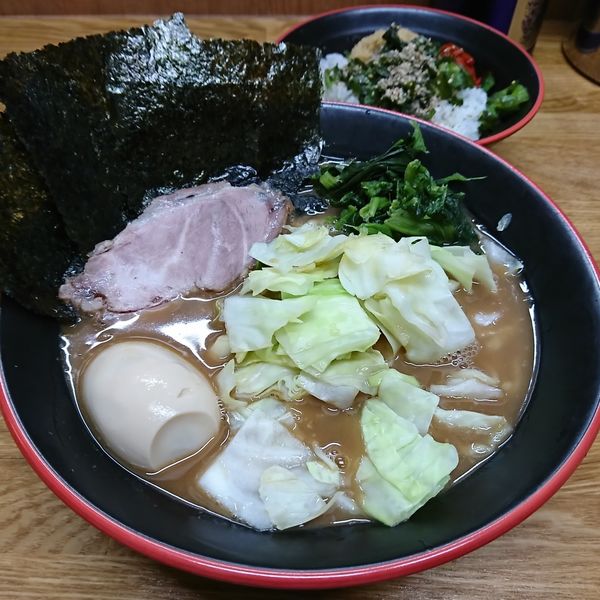 「ラーメン 700えん キャベツ100えん ライス50えん」@麺家 紫極の写真