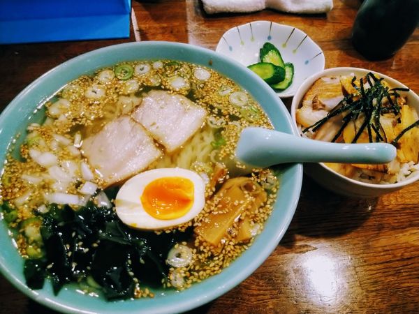 「塩ラーメン（700円）＋チャーシュー丼（350円）」@丸信ラーメン 駅前店の写真
