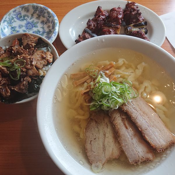 「会津山塩ラーメン(手打)810円ミニチャーシュー丼330円他」@うえんで食堂の写真