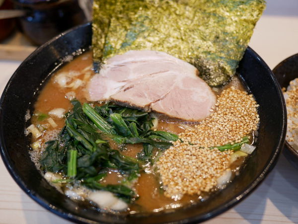 「ラーメン 並盛 麺硬め＋油多め＋ライス」@麺家 千祥の写真
