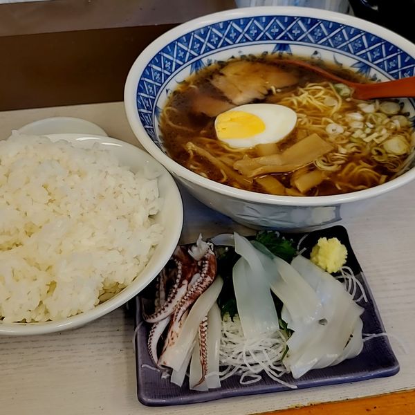 「本日のランチ🅰友人の釣った真イカ刺身ライス（ライス大盛）」@笑顔の写真