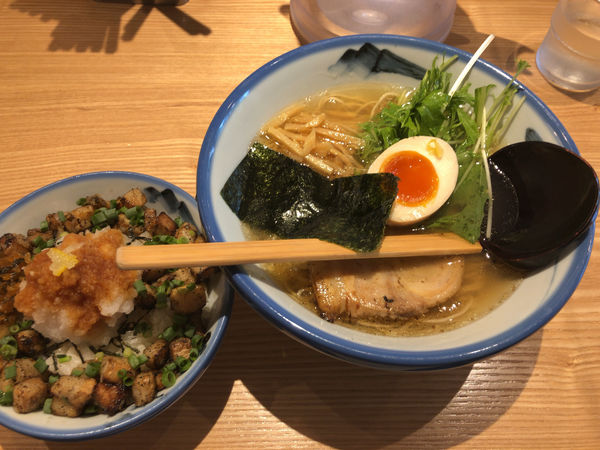 「柚子塩らーめん + 炙りコロチャーシュー飯」@AFURI 立川店の写真