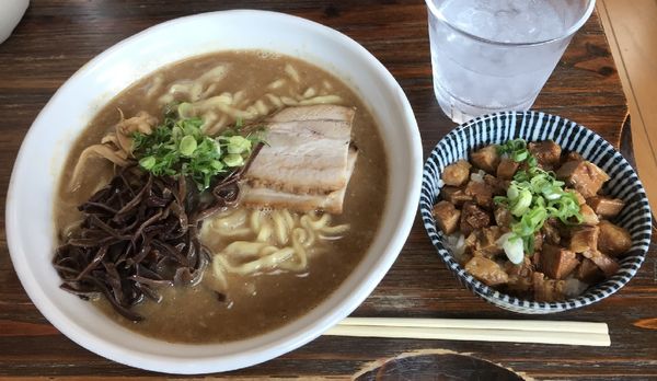 「魚介醤油ラーメン＋豚飯小」@ひかり食堂の写真