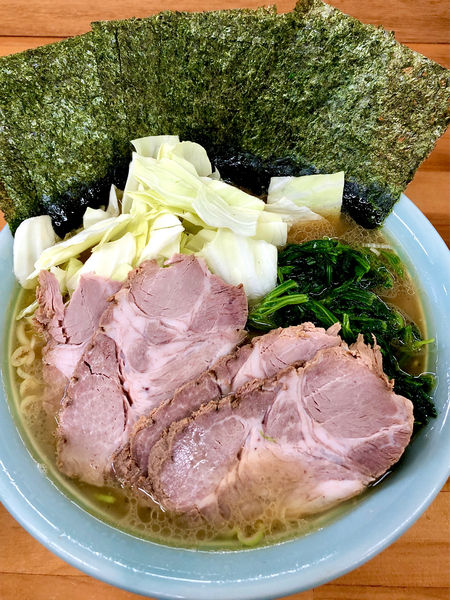 「中盛りチャーシュー麺　海苔　ほうれん草　中ライス」@捲り家の写真