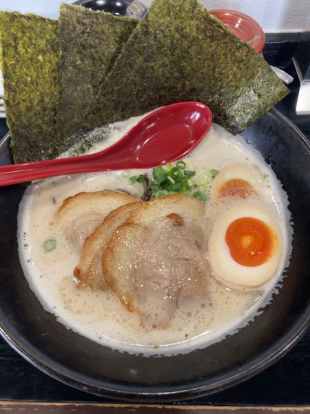 「白とんこつスペシャル(細麺)＋ライス無料」@麺や丸壱の写真