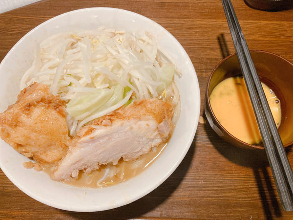 「ラーメン豚一切れ＋生卵＋チーズ」@ちばから 渋谷道玄坂店の写真