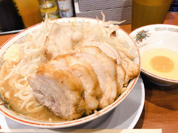 「小豚＋生卵」@豚山 町田店の写真