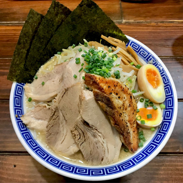 「特製無限大ラーメン¥1000+中盛¥50+小ブタ¥220」@ラーメン無限大 船橋店の写真