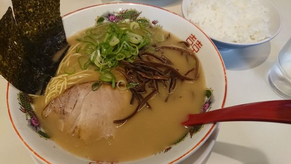 「メロディーラーメン+半ライス+替玉(840円+160円+160円」@メロディー 本店の写真