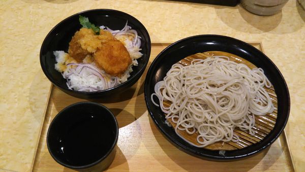 「おろしヒレカツ丼セット」@小諸そば 九段下駅前店の写真