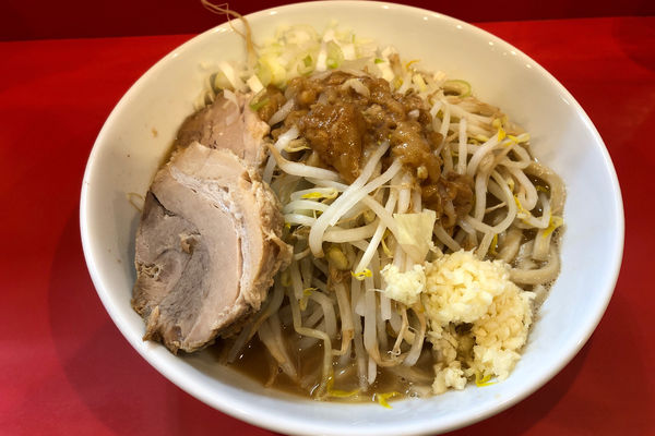 「ラーメン(並)780円+豚1枚130円」@豚ゆうの写真