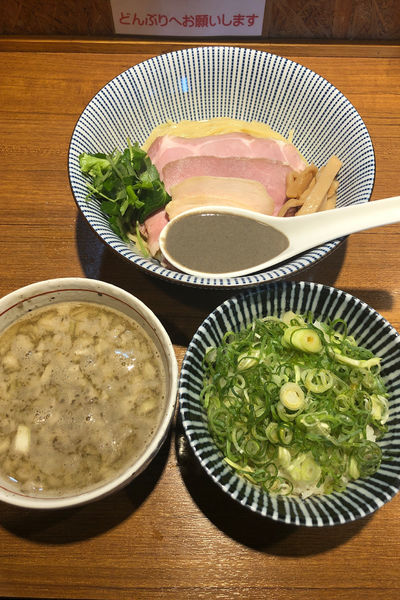「煮干つけ麺 ＋ 九条ねぎ飯」@寿製麺よしかわ 川越店の写真