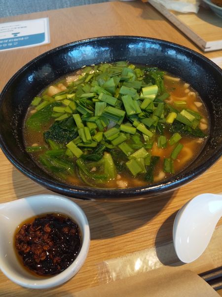 「【週替わりメニュー】ニラたっぷり麻辣麺900円」@角川食堂の写真