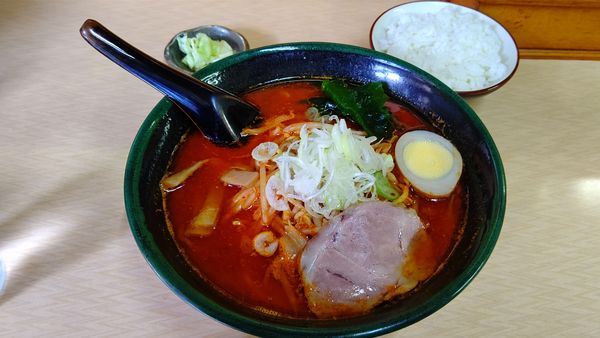 「鉄火麺900円半ライス100円」@味源 河辺店の写真