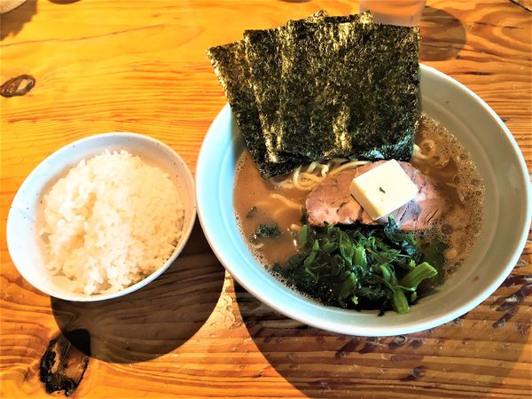 「ラーメン硬め+バター」@横浜ラーメン 武蔵家 大井町店の写真