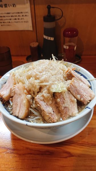 「チャーシュー麺大盛  野菜  ニンニク  油」@連の写真