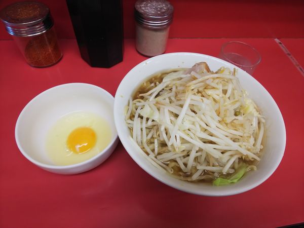 「小豚ラーメン(全マシマシ)と生たまご」@ラーメン二郎 千住大橋駅前店の写真
