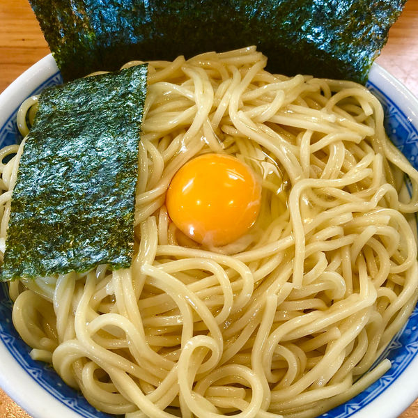 「冷し油そば（中）にんにく油900円生卵50円海苔50円」@自家製中華そば としおかの写真