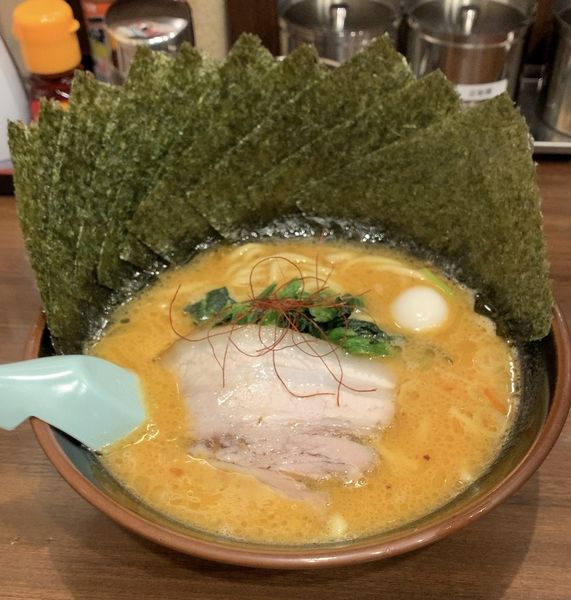 「辛豚ラーメン 海苔」@横浜家系ラーメン 吟家 稲毛海岸店の写真