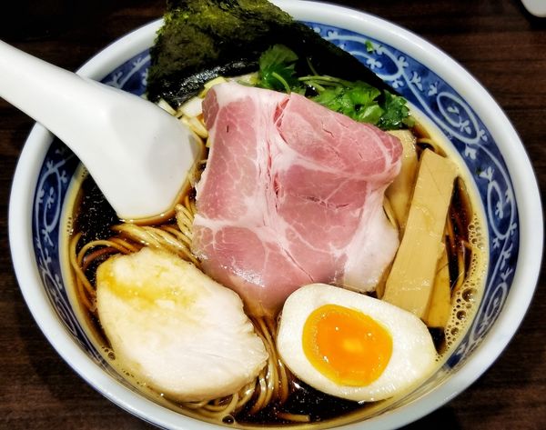 「黒醤油煮干しそば」@寿製麺 よしかわ 西台駅前店の写真