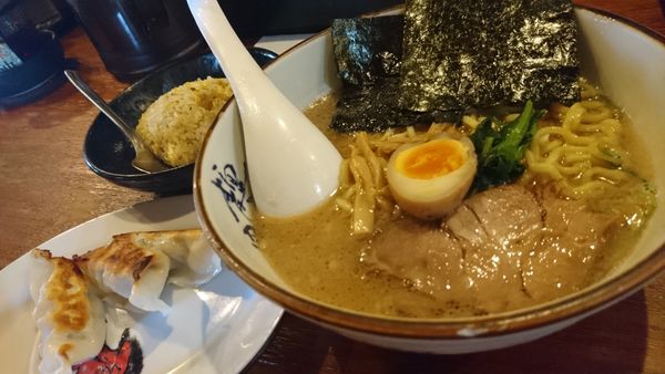 「ラーメン、Bセット(餃子3個＋半チャーハン)」@究極ラーメン 横濱家 小平店の写真