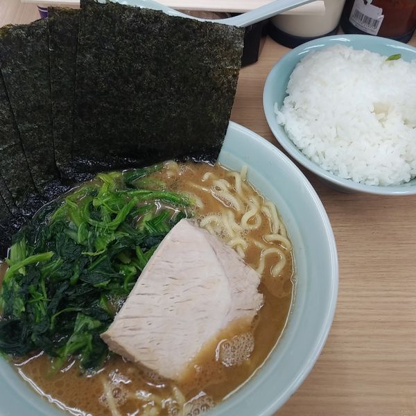 「ラーメン並海苔増しほうれん草増し」@横浜ラーメン 武蔵家 明大前店の写真