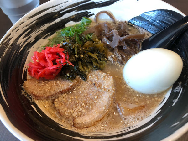「白とんラーメン」@本格豚骨ラーメン 恵壱の写真