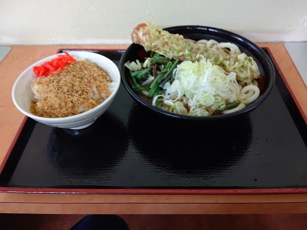 「一石二鳥Ｂ(冷たいうどん)セット530円」@そば・うどん 八起家 西口店の写真