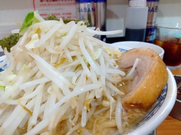 「#ラーメン #770円 #味付き脂 #きくらげ #葱」@ラーメン ぶぅさんの写真