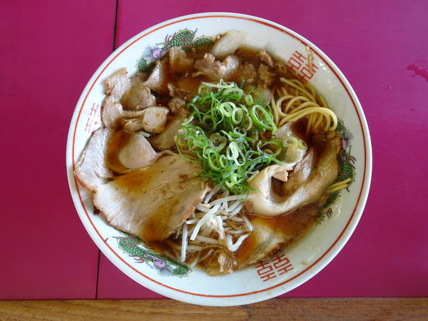 「醤油（中）」@特製ラーメン専門 豚菜館の写真