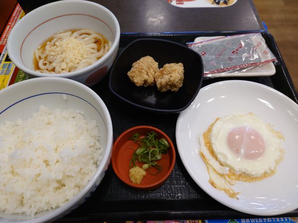 「目玉焼きの朝定食250円＋冷やしはいからうどん(小)200円」@なか卯 ひばりが丘店の写真